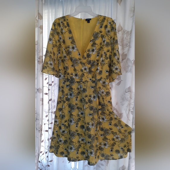 Torrid, yellow, floral, short sleeve dress, mid hem, - Picture 2 of 9